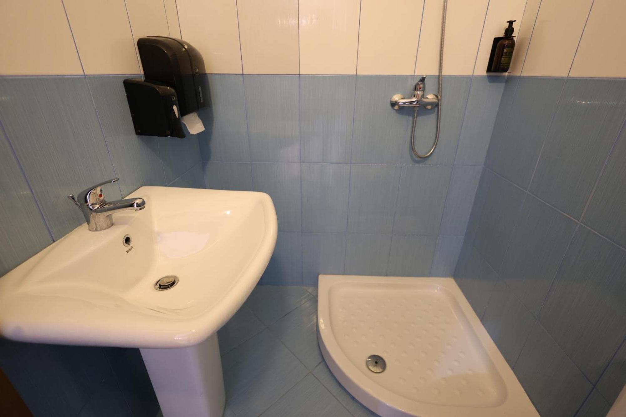 Baza - Swimming Pool Hostel