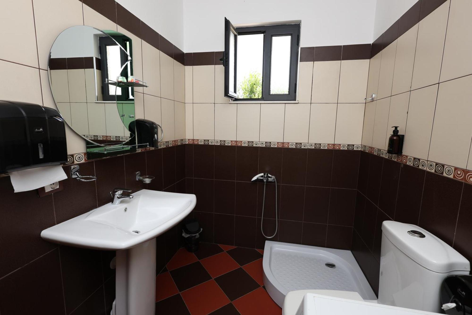 Baza - Swimming Pool Hostel Berat