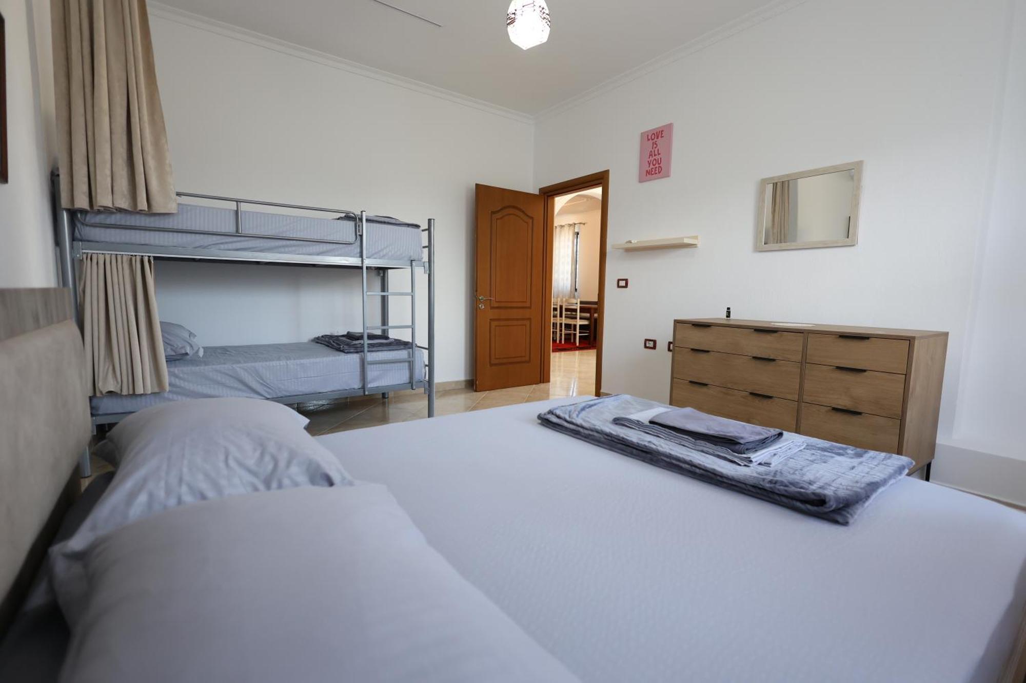 Baza - Swimming Pool Hostel Berat